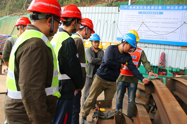 图一：召开进洞前现场聚会，，，，检查钢拱架.jpg